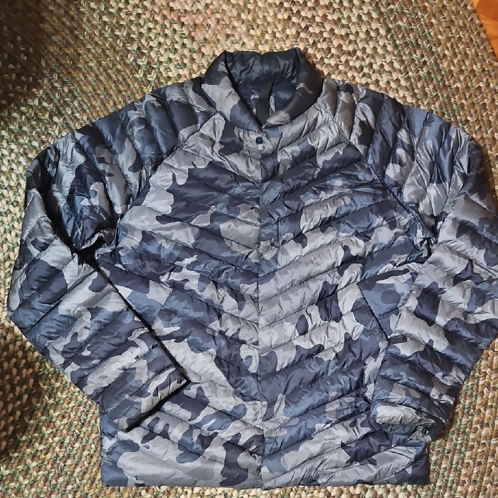 Lululemon Blue & Gray Camo Lightweight Puffer Jacket with Stand-Up Collar Mens L